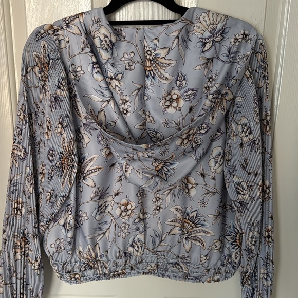 Cupio unique pleated sleeve silky blouse with hood - Picture 3 of 4